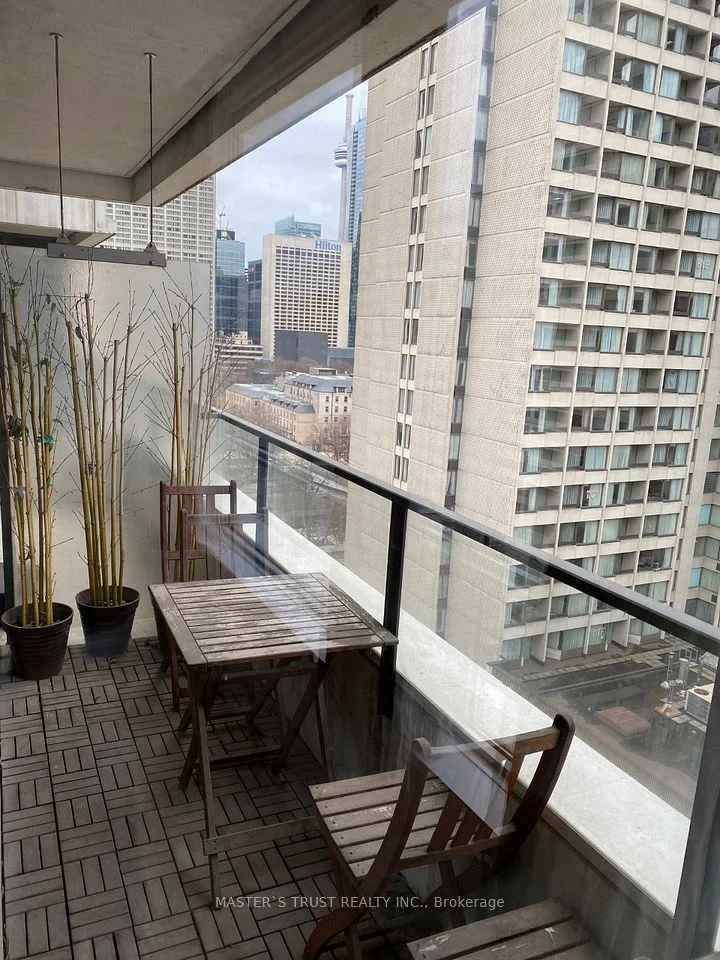 111 Elizabeth Street 1716, Toronto C01, ON M5G 1P7