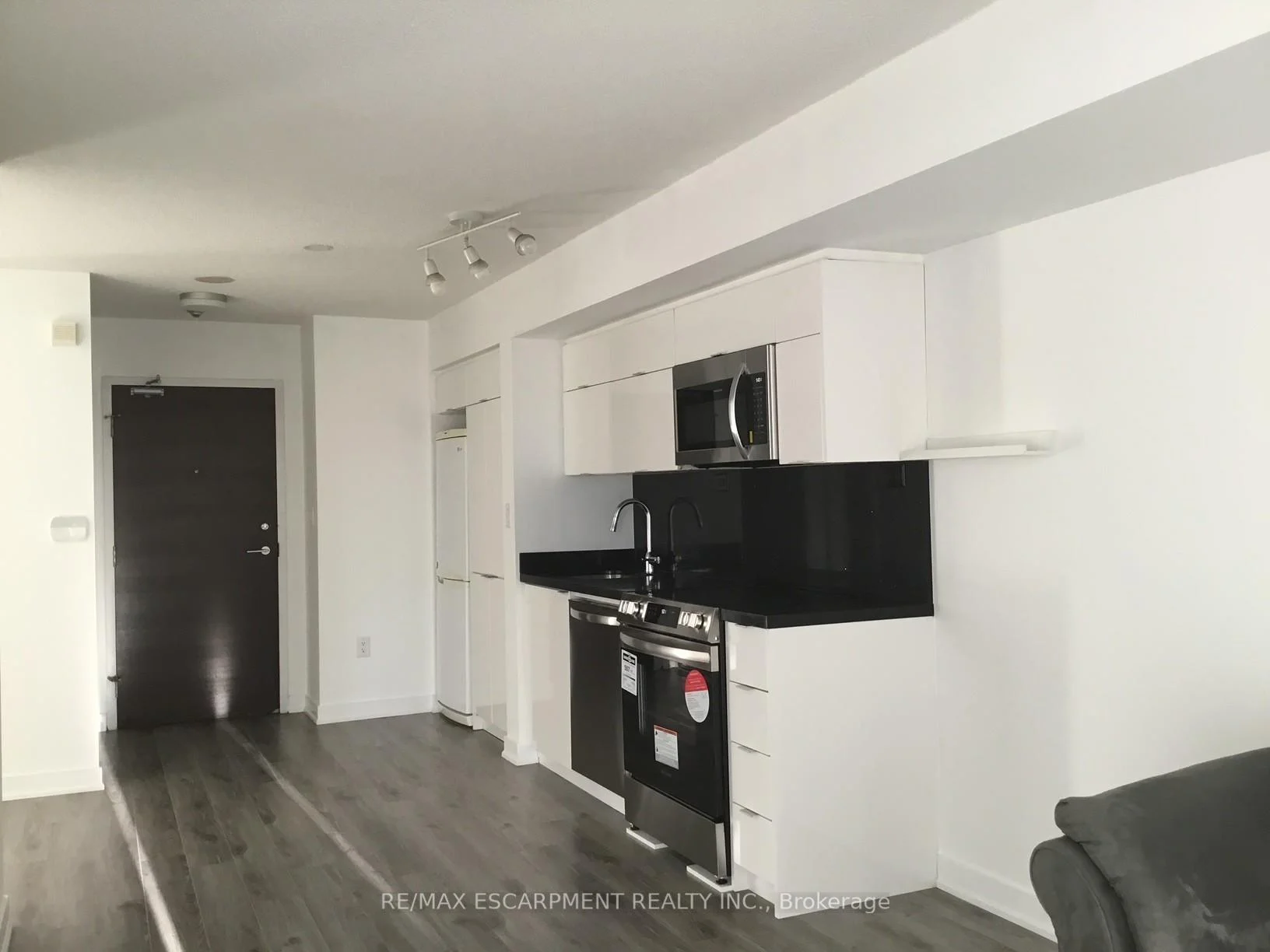 21 Iceboat Terrace 1510, Toronto C01, On M5v 4a9
