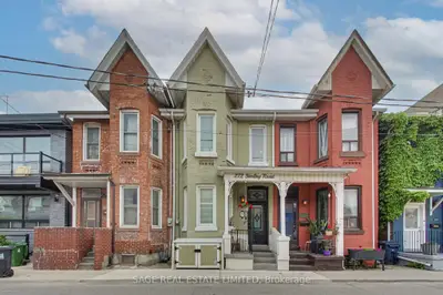 Att/Row/Townhouse in Toronto