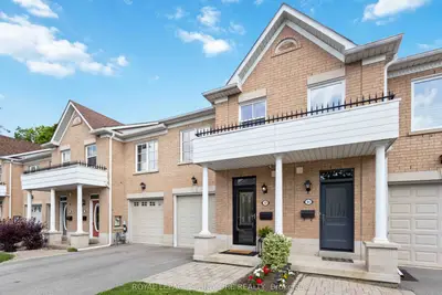 Att/Row/Townhouse in Toronto