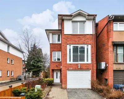 Att/Row/Townhouse in Toronto