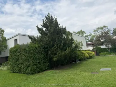 Att/Row/Townhouse in Toronto