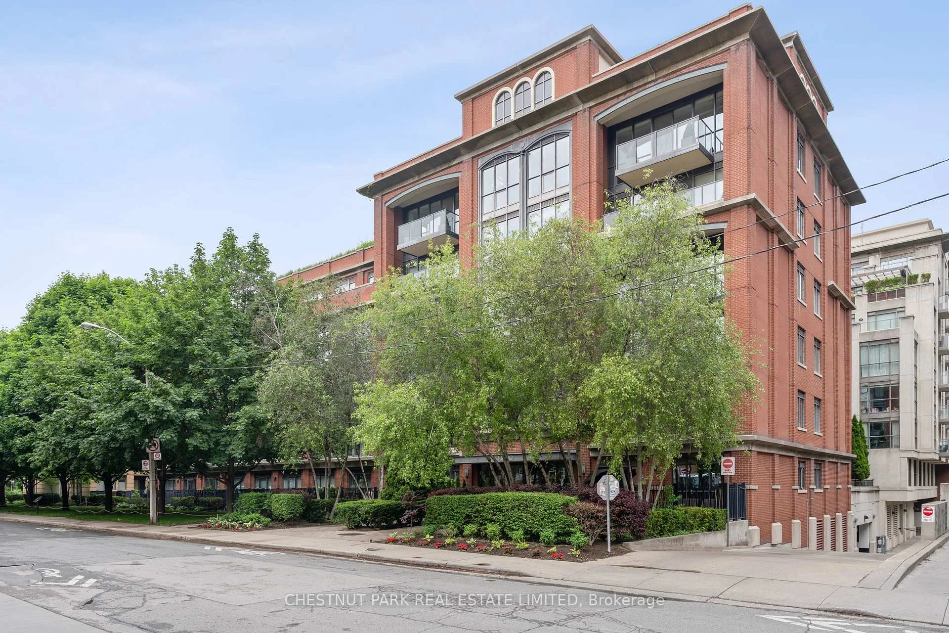 11 Soho Street 201, Toronto C01, ON M5T 3L7
