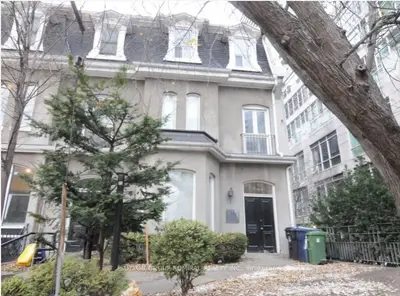 Att/Row/Townhouse in Toronto