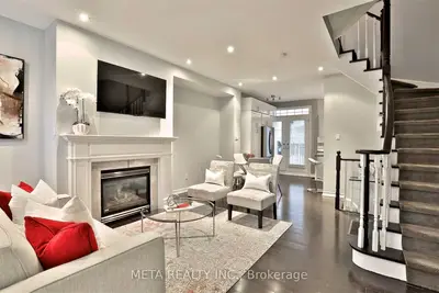 Att/Row/Townhouse in Toronto