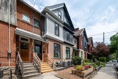 Att/Row/Townhouse in Toronto