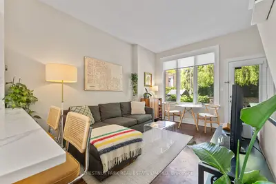 Att/Row/Townhouse in Toronto