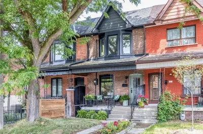 Att/Row/Townhouse in Toronto