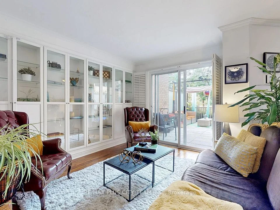 60 Homewood Avenue Th 112, Toronto C08, On M4y 2x4
