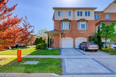 Att/Row/Townhouse in Toronto