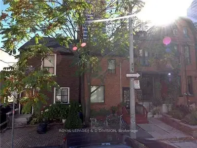 Att/Row/Townhouse in Toronto