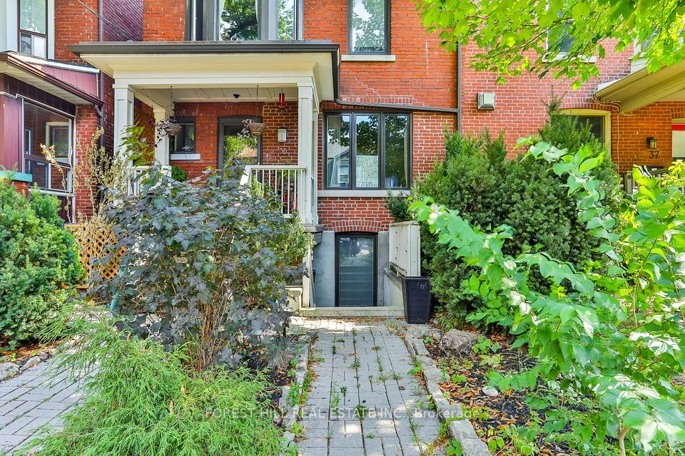 35 Yarmouth Gardens Lower, Toronto C02, ON M6G 1W3