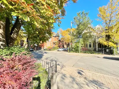 Att/Row/Townhouse in Toronto