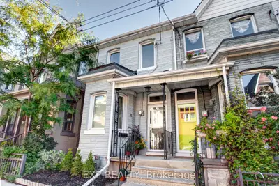 Att/Row/Townhouse in Toronto