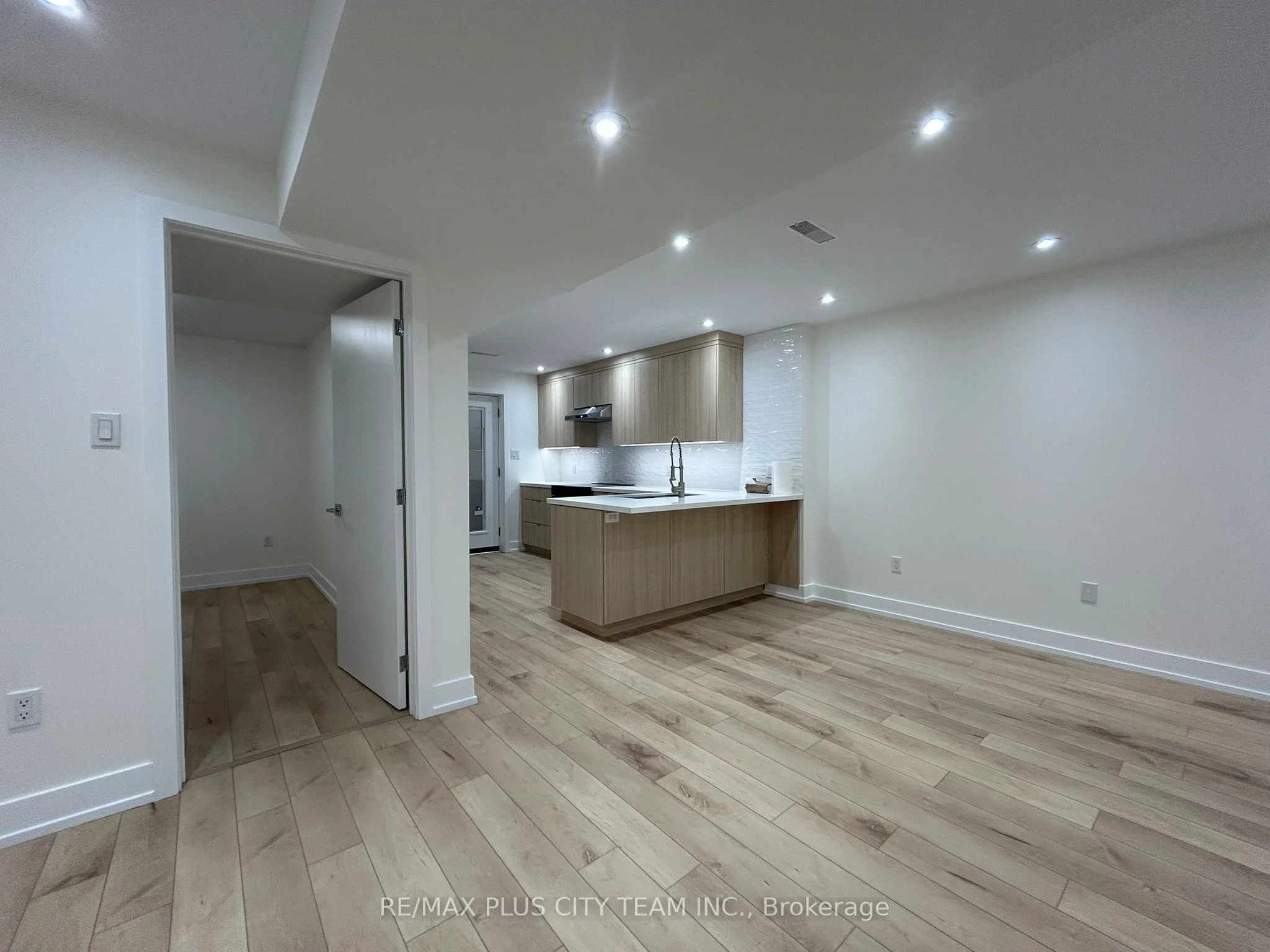 1049 College Street Lower, Toronto C01, On M6h 1b1