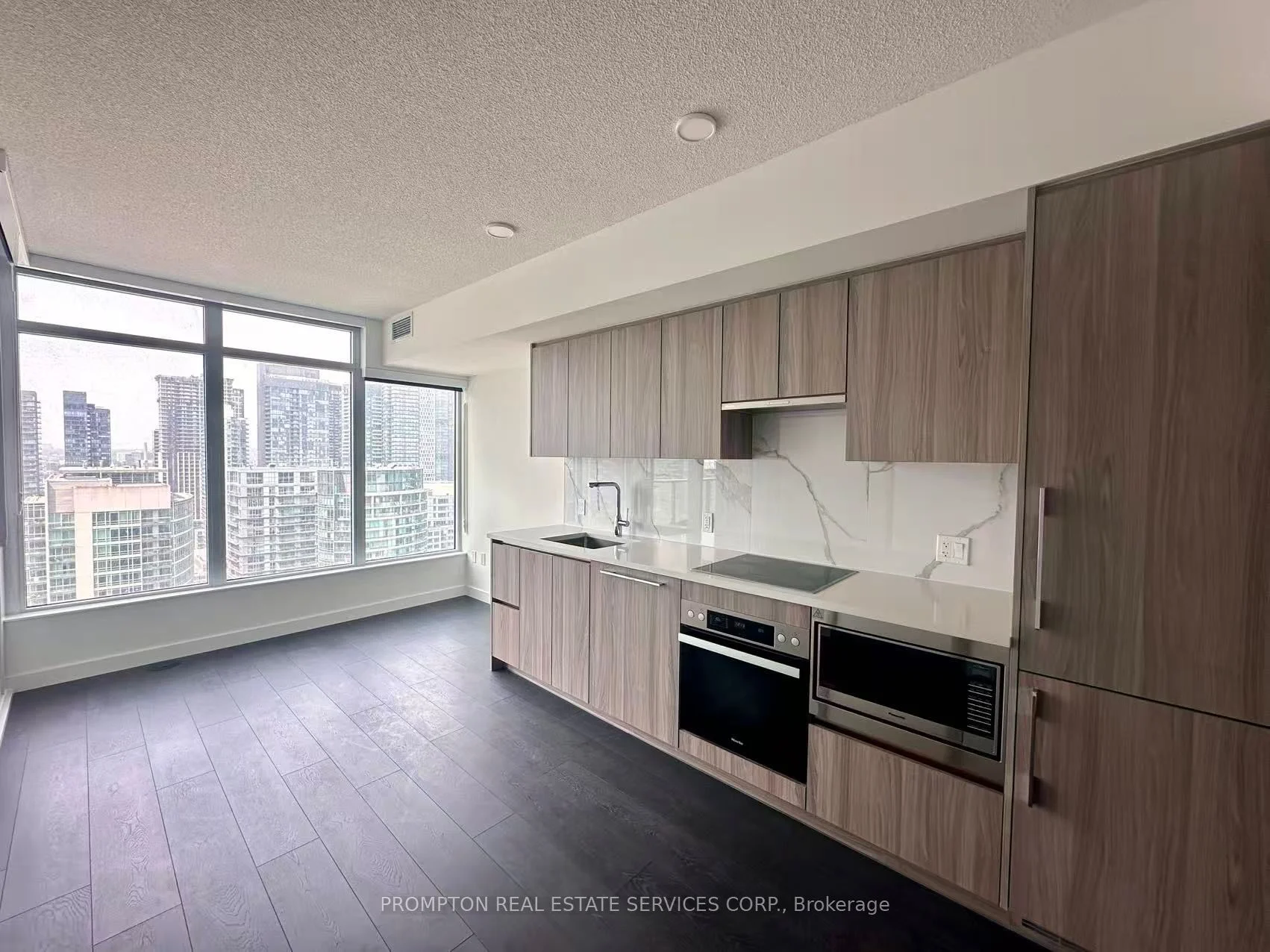 1 Concord Cityplace Way 3201, Toronto C01, ON M5V 0X3