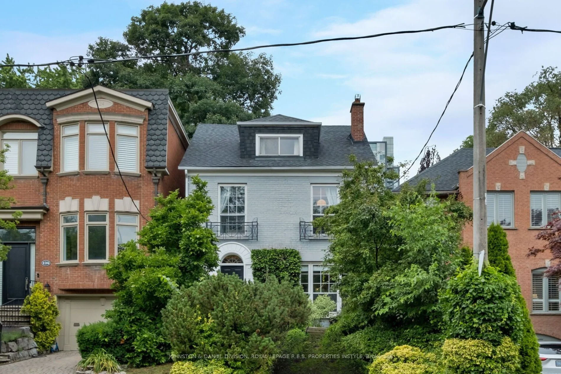 122 Farnham Avenue, Toronto C02, ON M4V 1H4