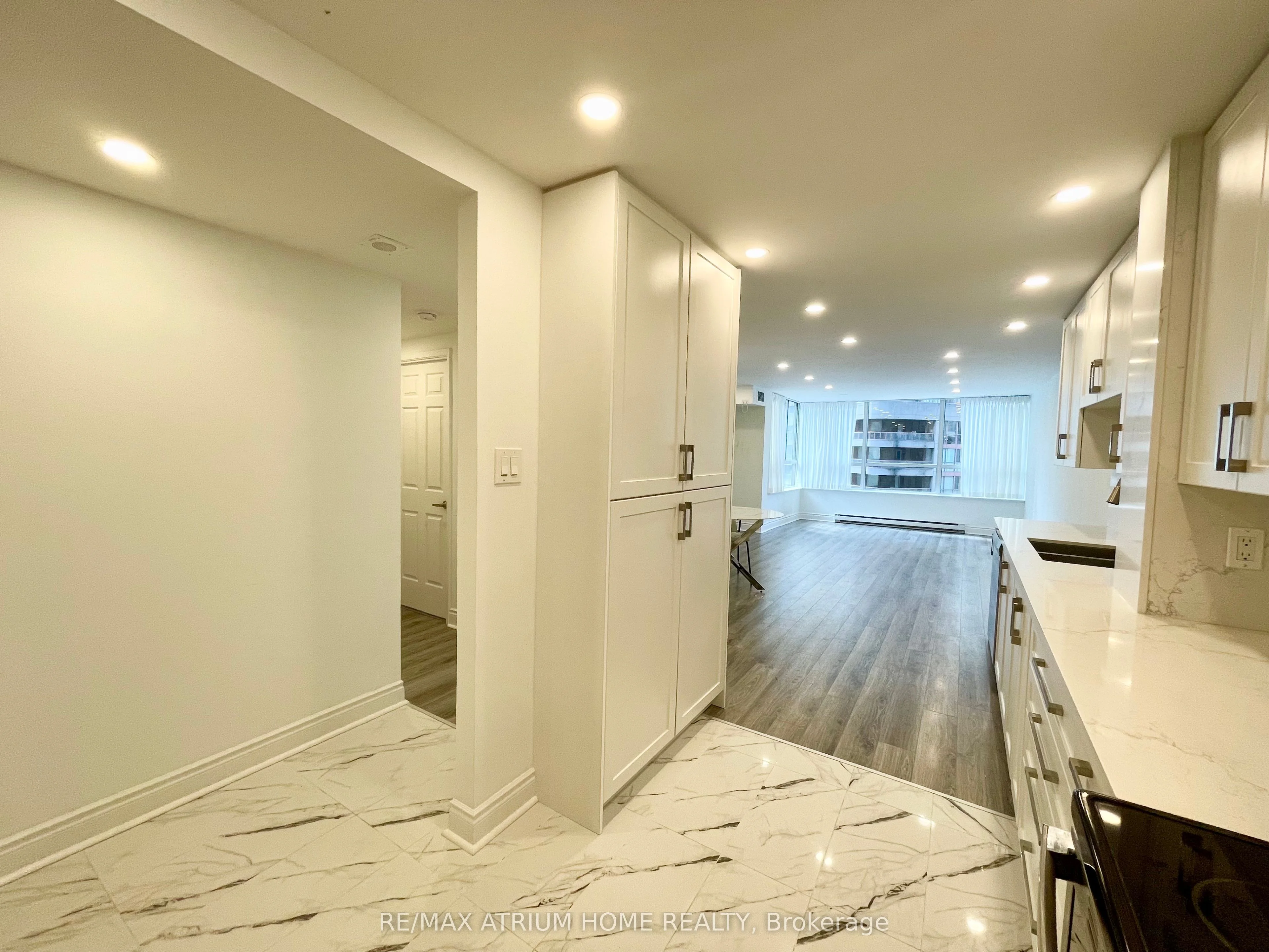 717 Bay Street 807, Toronto C01, ON M5G 2J9