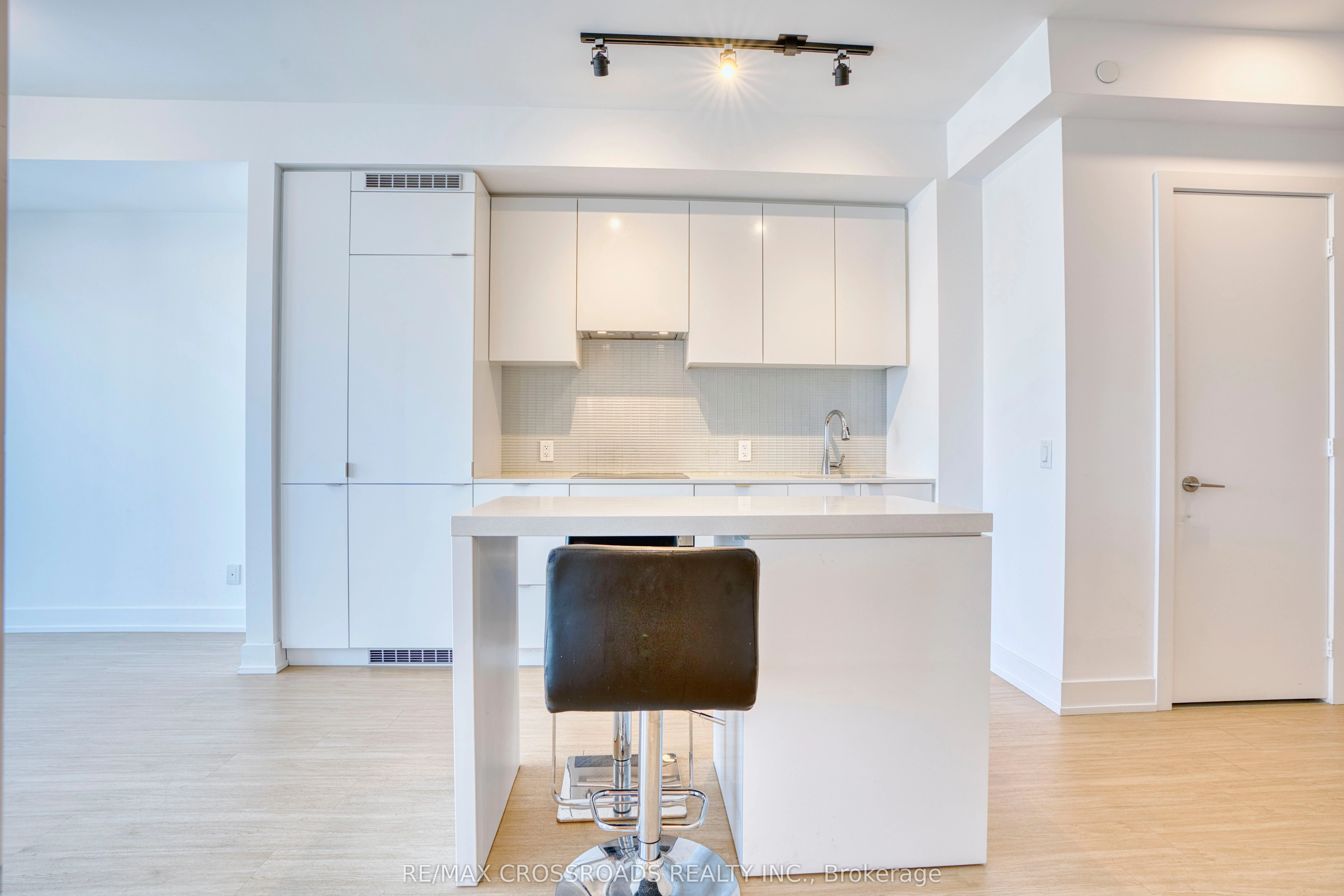 7 Grenville Street 2406, Toronto C01, On M4y 0e9