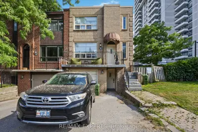 Att/Row/Townhouse in Toronto