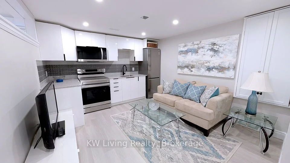 31 Bowerbank Drive A, Toronto C14, ON M2M 1Z9