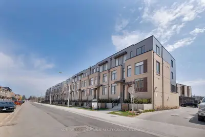 Att/Row/Townhouse in Toronto