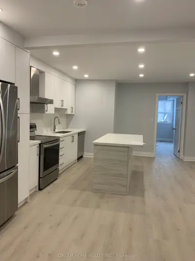 Att/Row/Townhouse in Toronto