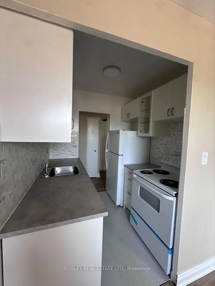 972 Eglinton Avenue E 605, Toronto C11, ON M4G 2L9