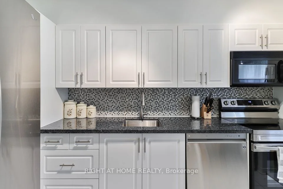 10 Sunrise Avenue 313, Toronto C13, ON M4A 2R1