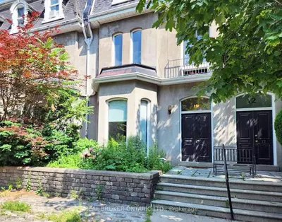 Att/Row/Townhouse in Toronto