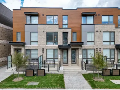 Att/Row/Townhouse in Toronto