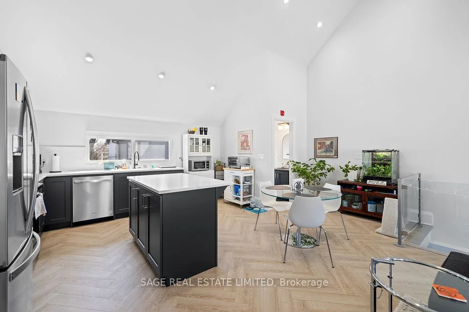 225 Carlton Street 4, Toronto C08, ON M5A 2L2