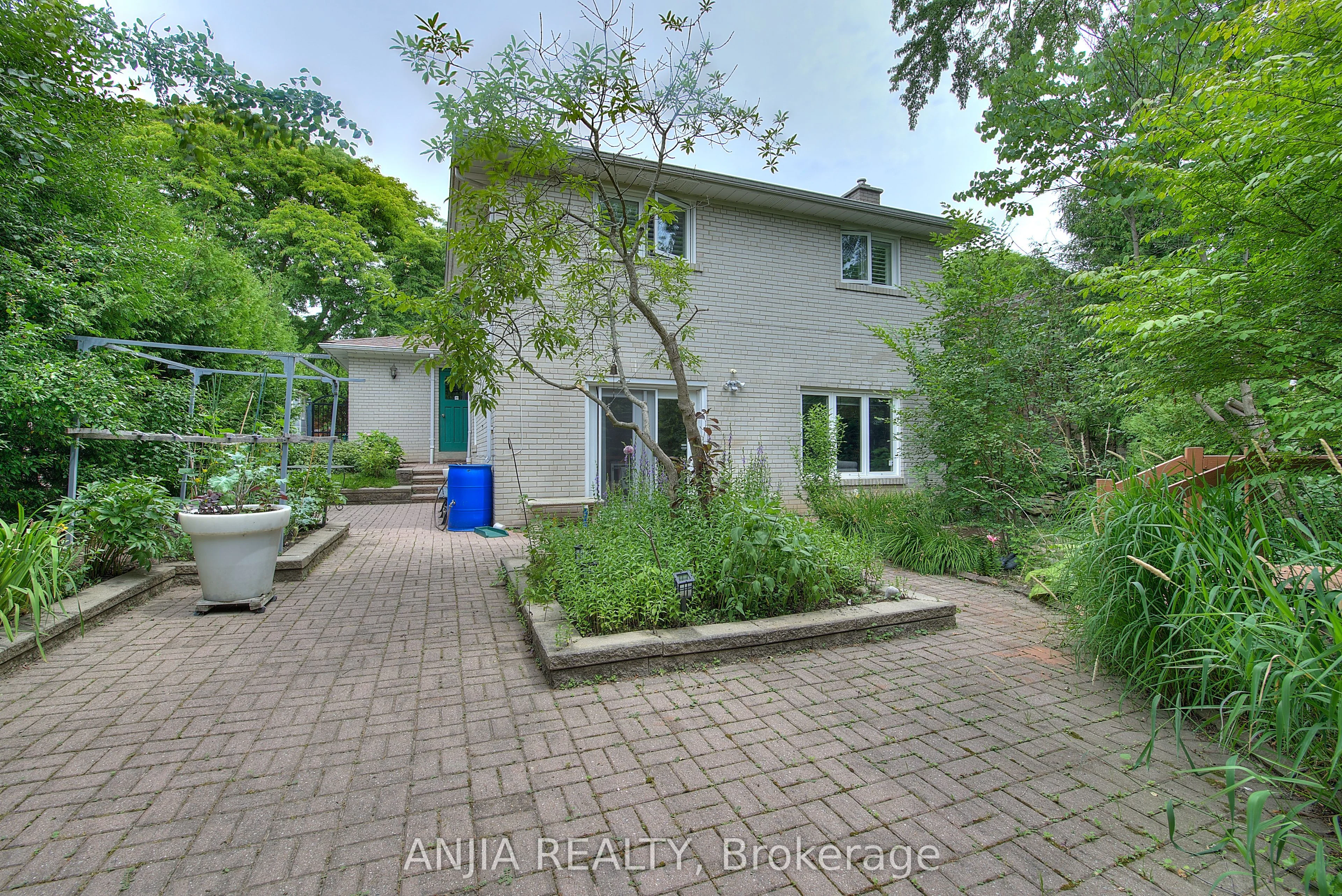 6 Bellbury Crescent back yard 1b above ground, Toronto C15, ON M2J 2J7