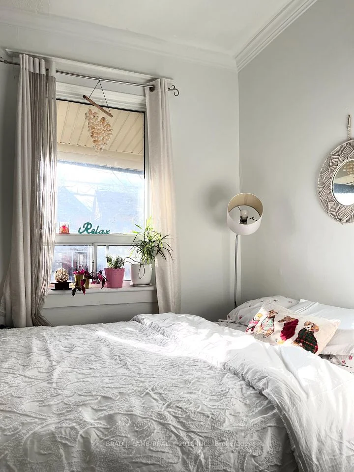 552 Dupont Street 1, Toronto C02, ON M6G 1Y9