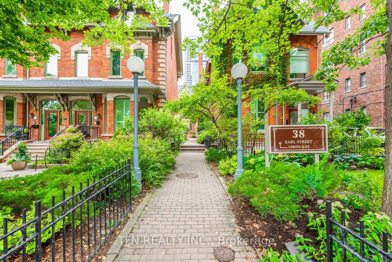 38 Earl Street Th11, Toronto C08, ON M4Y 1M3
