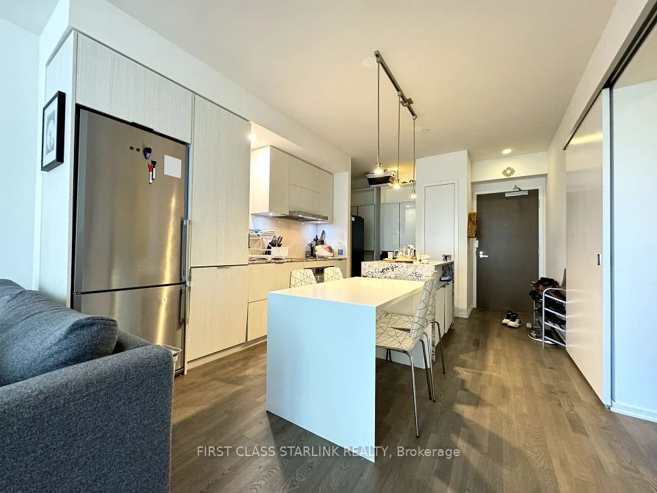1 Bloor Street E 811, Toronto C08, ON M4W 1A3