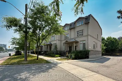 Att/Row/Townhouse in Toronto