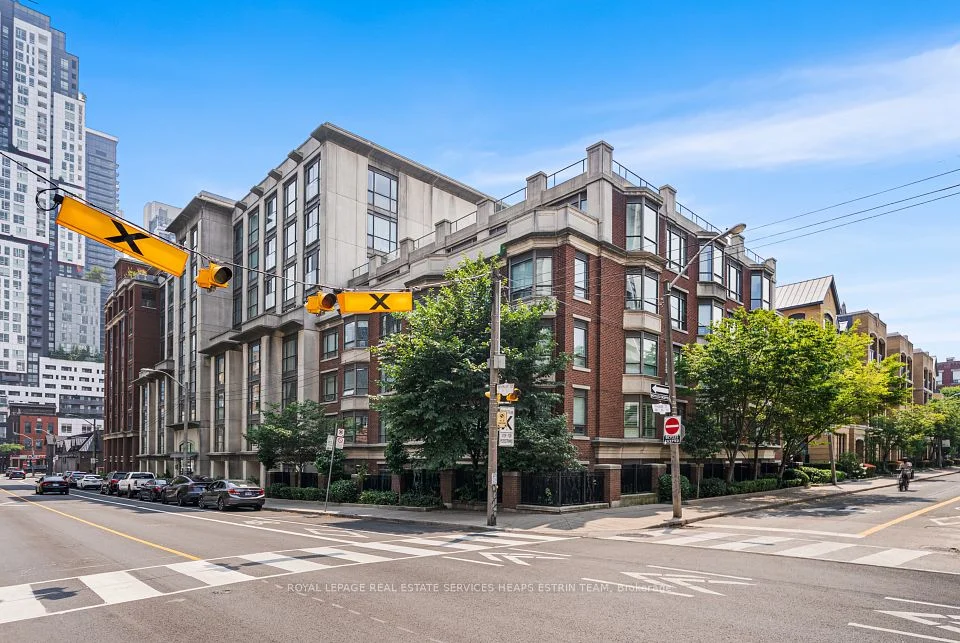 18 Beverley Street 403, Toronto C01, ON M5T 3L2