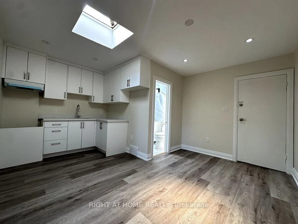 1637 Eglinton Avenue W 2, Toronto C03, ON M6E 2H1