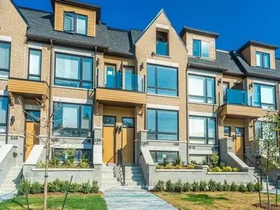 Att/Row/Townhouse in Toronto
