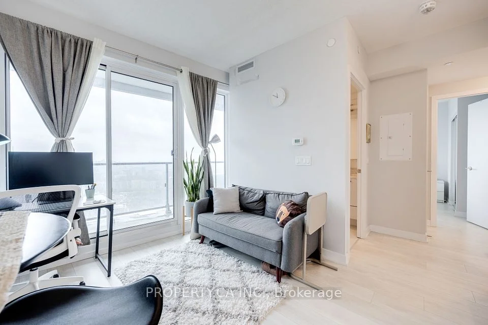 2221 Yonge Street 5207, Toronto C10, ON M4S 0B8
