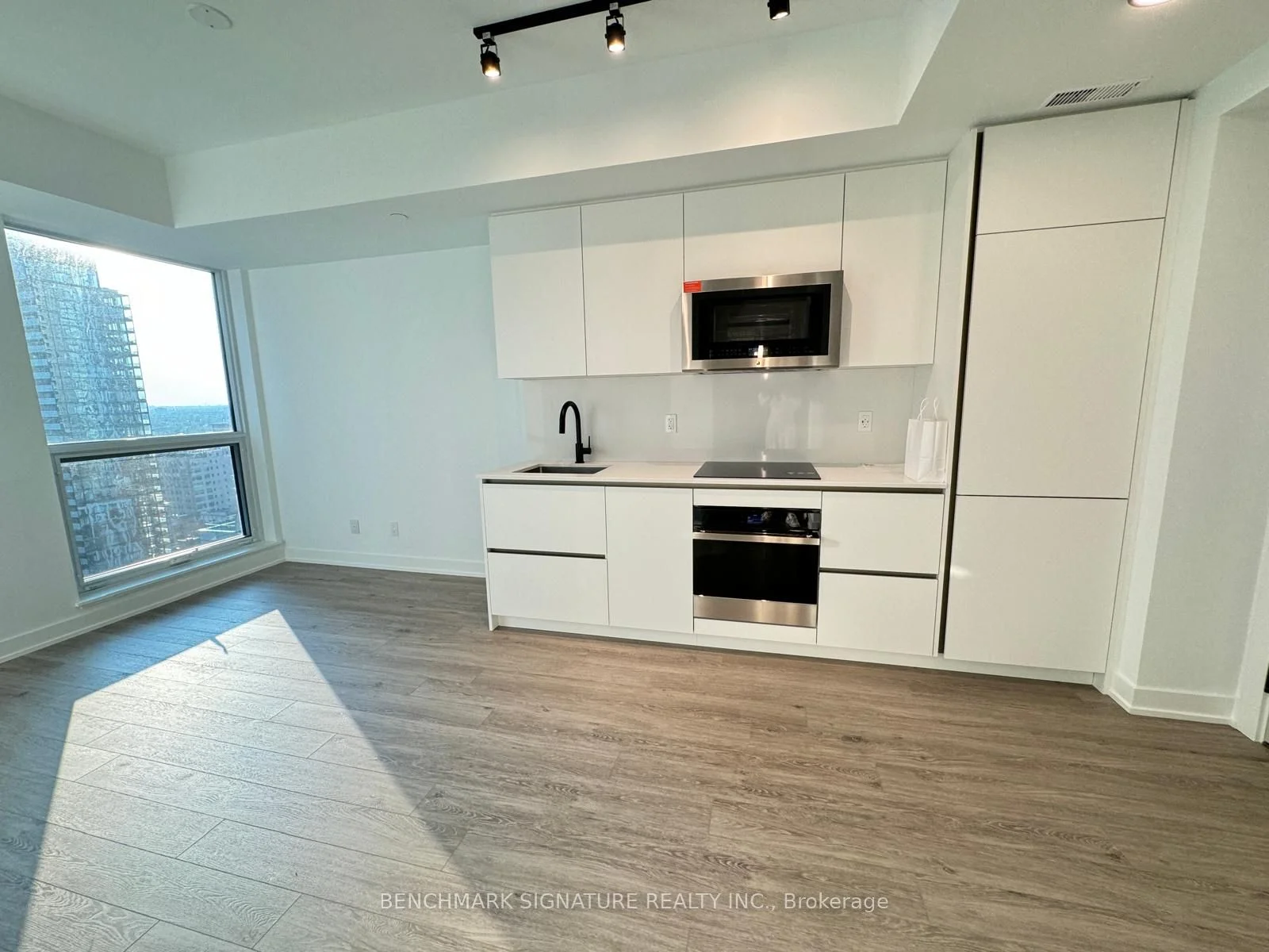 327 King Street W 2405, Toronto C01, ON M5V 0W7