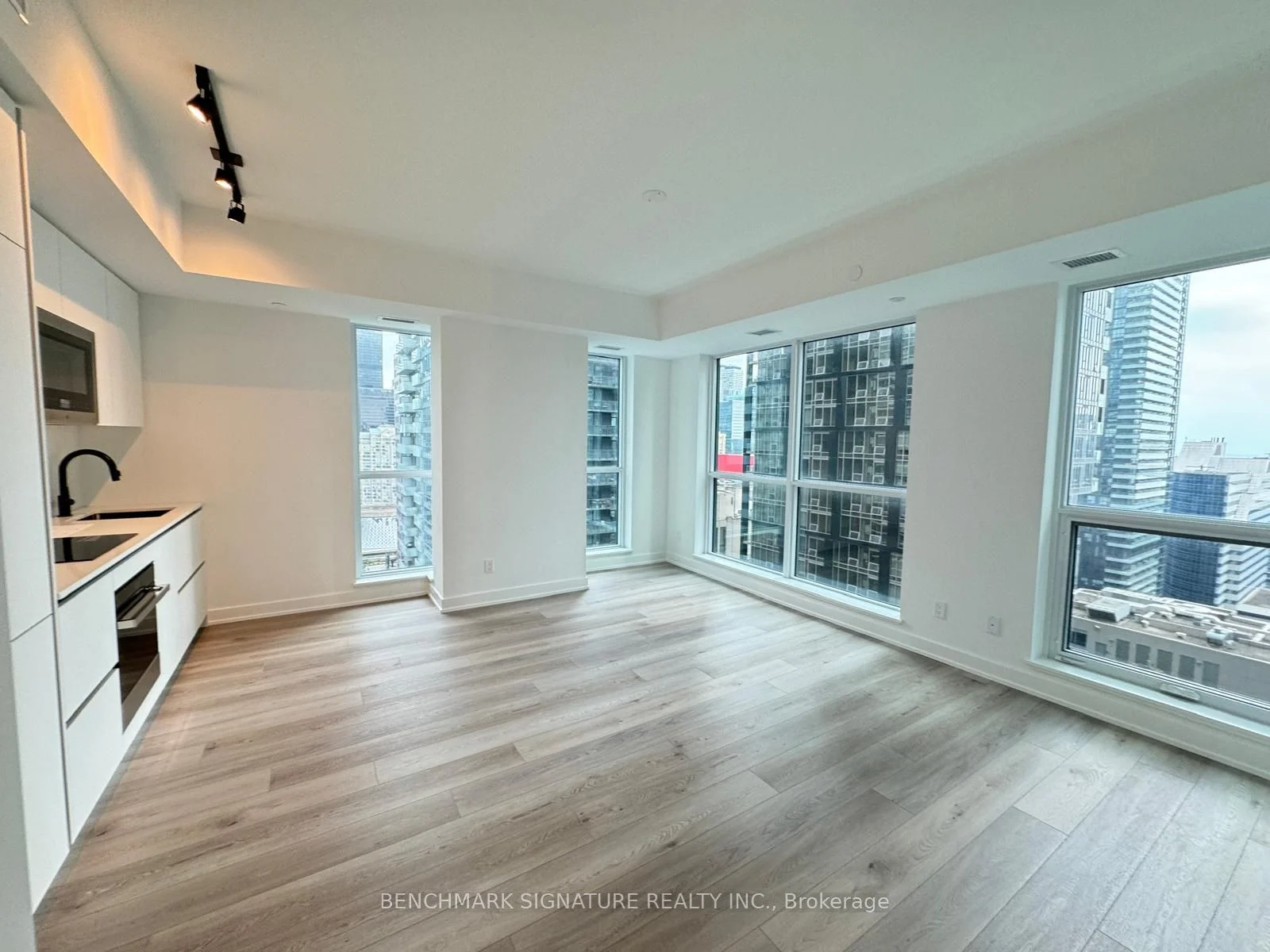 327 King Street W 2402, Toronto C01, ON M5V 0W7