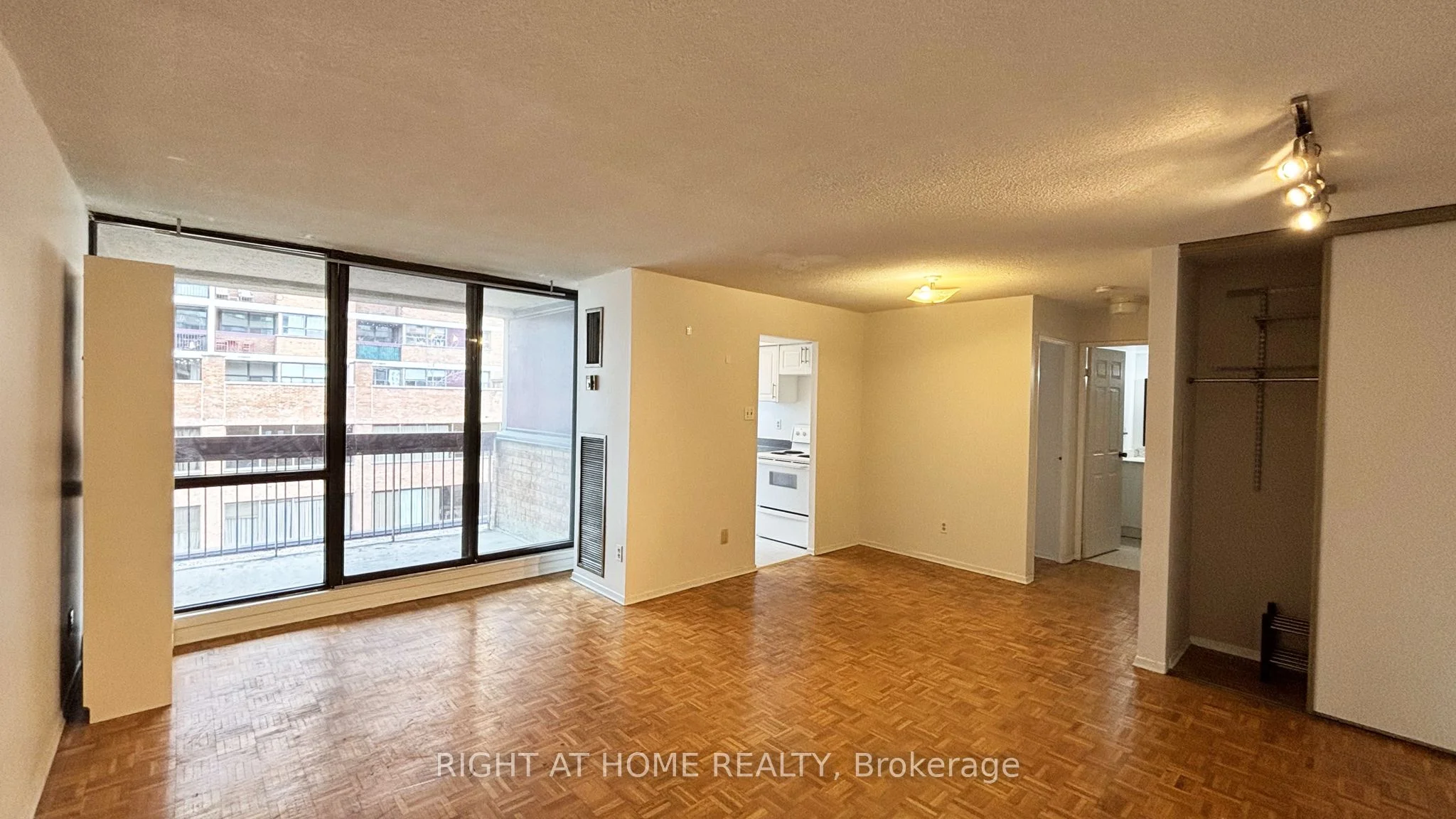 89 McCaul Street 721, Toronto C01, ON M5T 2X3