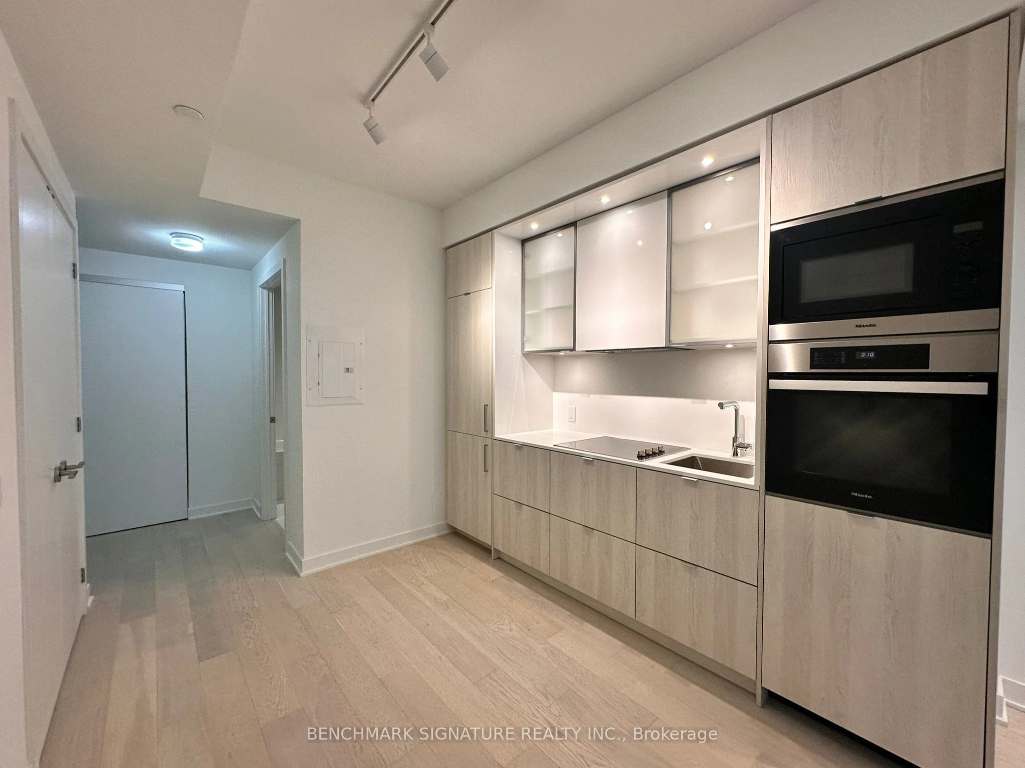 11 Yorkville Avenue 1208, Toronto C02, ON M4W 1L2