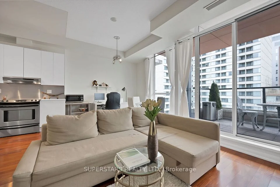 111 Elizabeth Street 1820, Toronto C01, ON M5G 1P7
