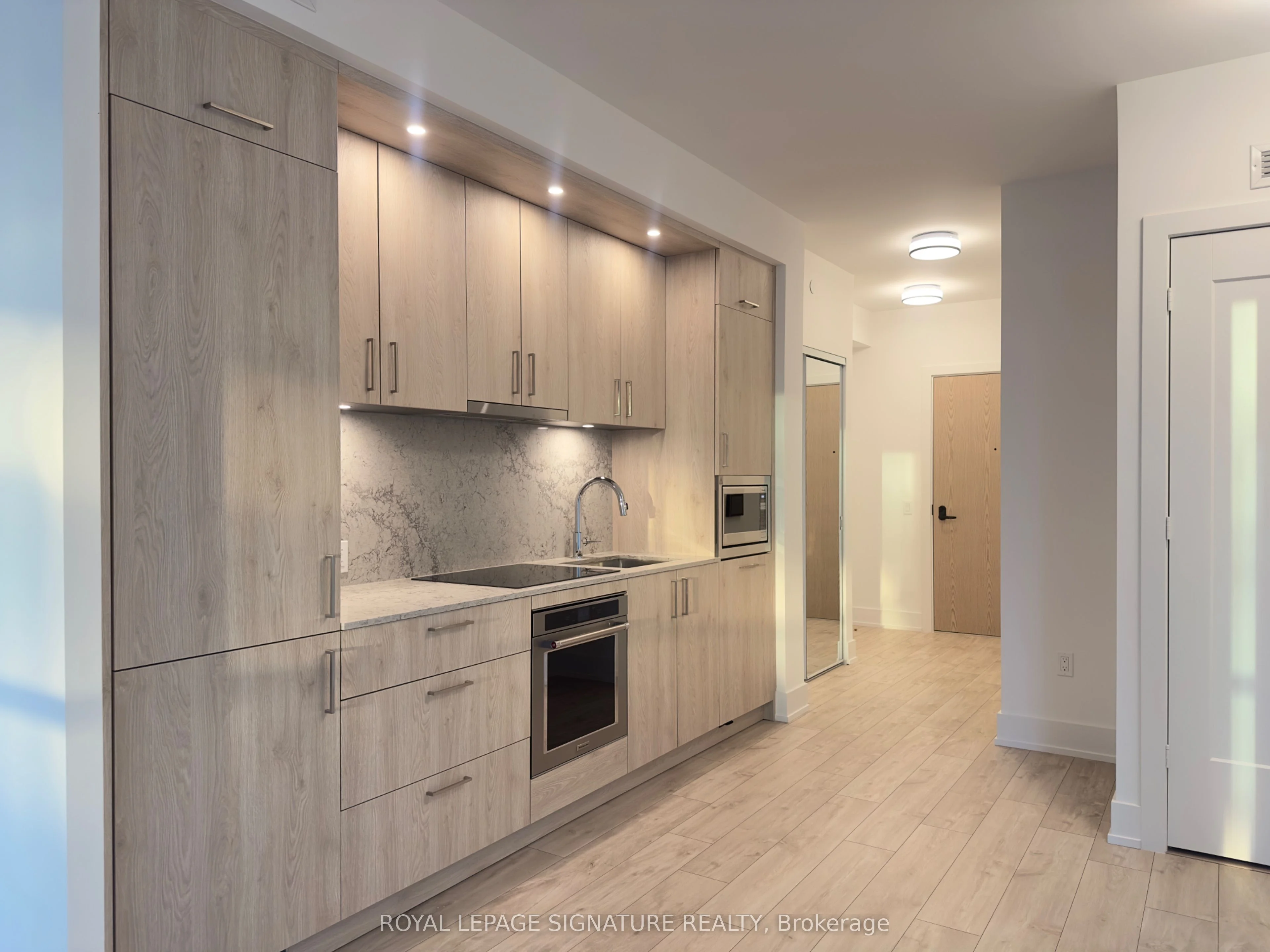10 Inn On The Park Drive 1405, Toronto C13, ON M3C 0P9