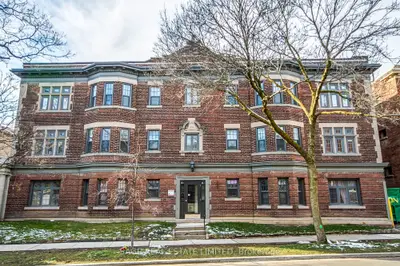 Att/Row/Townhouse in Toronto