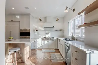 Att/Row/Townhouse in Toronto