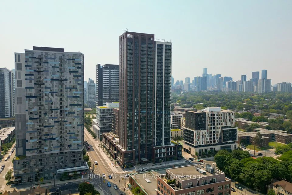 130 River Street 601, Toronto C08, ON M5A 0R8